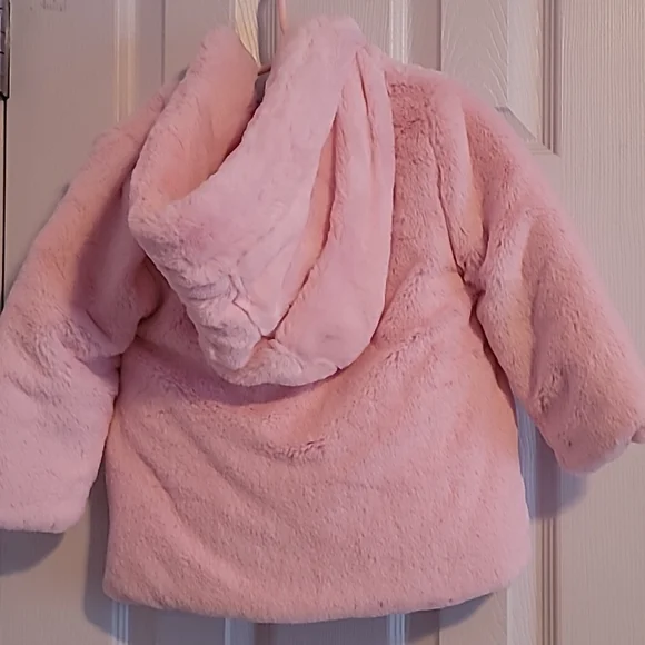 Adorable 3t fuzzy pink jacket - Picture 3 of 3